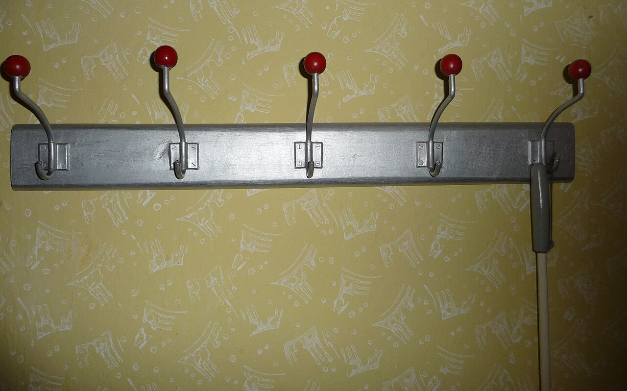 Phong Thủy Huyền Quan Cho Chung Cư: Gọn, Sáng Và Đỡ Lỗi Bố Trí Thường Gặp 6 Thanh móc treo gắn tường với nhiều móc treo chìa khóa, mũ và túi xách ở lối vào